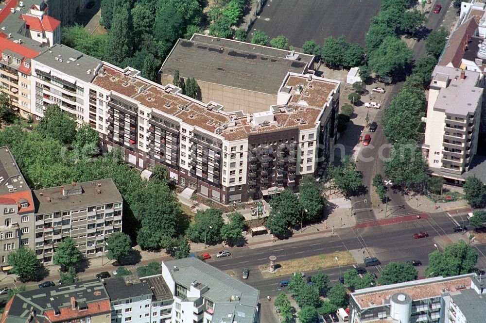 Berlin from above - The residence at Nova Vita Emser Place is a residential facility for elderly or dependent people in Berlin-Wilmersdorf. The residents are in addition to the care services cozy common areas, a swimming pool and a Biblothek available. Holdings is the residence of the Care Management Suisse GmbH