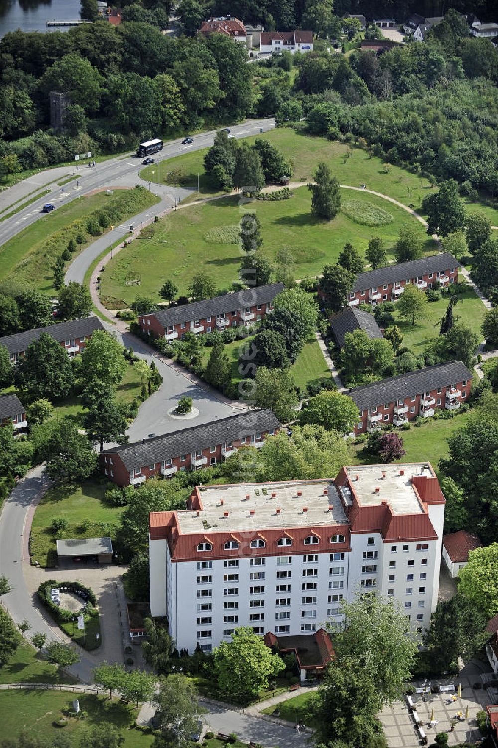 Eutin from the bird's eye view: Blick auf die Residenz Wilhelmshöhe bei Eutin. Die Residenz ist ein Domizil für Senioren und bietet auch Ferienapartments an. View of Residence Wilhelmshohe in Eutin. The residence is a home for senior citizens and also offers holiday apartments.