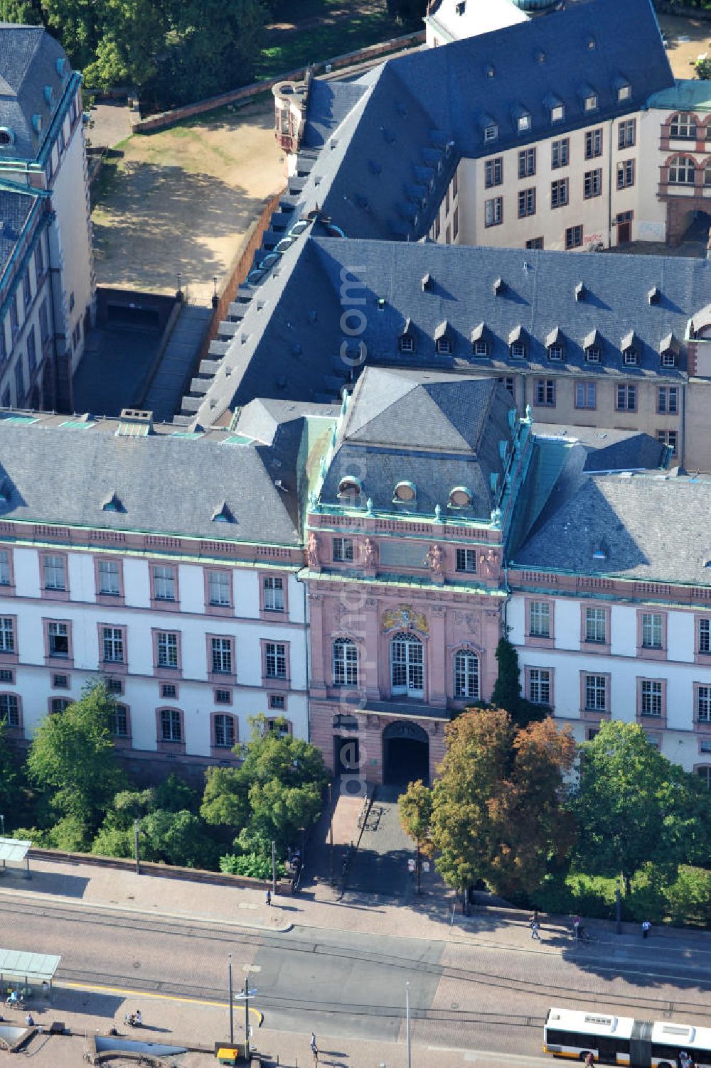 Aerial image Darmstadt - Blick auf dasResidenzschloss Darmstadt / Stadtschloss in Darmstadt. Im älteren Teil des Schlosses befindet sich das 1924 gegründete Schlossmuseum mit 22 Räumen. Es bietet einen Überblick über 250 Jahre höfischen Lebens und die Geschichte der ehemaligen Landgrafschaft und des späteren Großherzogtums Hessen. Zudem beherbergt das Gebäude Institute der Technischen Universität Darmstadt , das Theater im Schloss und den Kellerclub (Studentenkeller). Royal Palace in Darmstadt / city castle in Darmstadt.