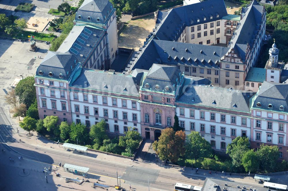 Aerial photograph Darmstadt - Blick auf dasResidenzschloss Darmstadt / Stadtschloss in Darmstadt. Im älteren Teil des Schlosses befindet sich das 1924 gegründete Schlossmuseum mit 22 Räumen. Es bietet einen Überblick über 250 Jahre höfischen Lebens und die Geschichte der ehemaligen Landgrafschaft und des späteren Großherzogtums Hessen. Zudem beherbergt das Gebäude Institute der Technischen Universität Darmstadt , das Theater im Schloss und den Kellerclub (Studentenkeller). Royal Palace in Darmstadt / city castle in Darmstadt.