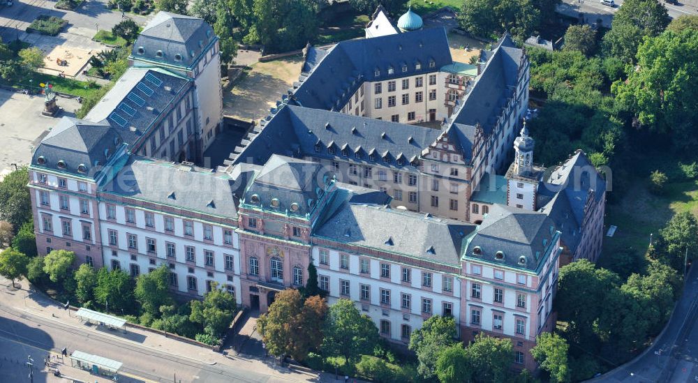 Darmstadt from above - Blick auf dasResidenzschloss Darmstadt / Stadtschloss in Darmstadt. Im älteren Teil des Schlosses befindet sich das 1924 gegründete Schlossmuseum mit 22 Räumen. Es bietet einen Überblick über 250 Jahre höfischen Lebens und die Geschichte der ehemaligen Landgrafschaft und des späteren Großherzogtums Hessen. Zudem beherbergt das Gebäude Institute der Technischen Universität Darmstadt , das Theater im Schloss und den Kellerclub (Studentenkeller). Royal Palace in Darmstadt / city castle in Darmstadt.