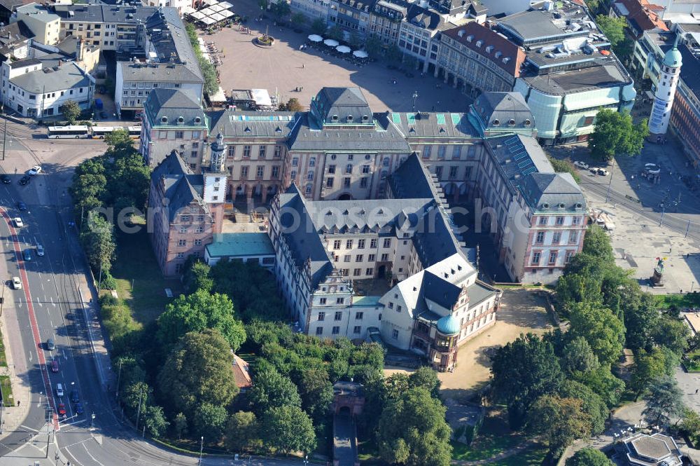 Darmstadt from the bird's eye view: Blick auf dasResidenzschloss Darmstadt / Stadtschloss in Darmstadt. Im älteren Teil des Schlosses befindet sich das 1924 gegründete Schlossmuseum mit 22 Räumen. Es bietet einen Überblick über 250 Jahre höfischen Lebens und die Geschichte der ehemaligen Landgrafschaft und des späteren Großherzogtums Hessen. Zudem beherbergt das Gebäude Institute der Technischen Universität Darmstadt , das Theater im Schloss und den Kellerclub (Studentenkeller). Royal Palace in Darmstadt / city castle in Darmstadt.