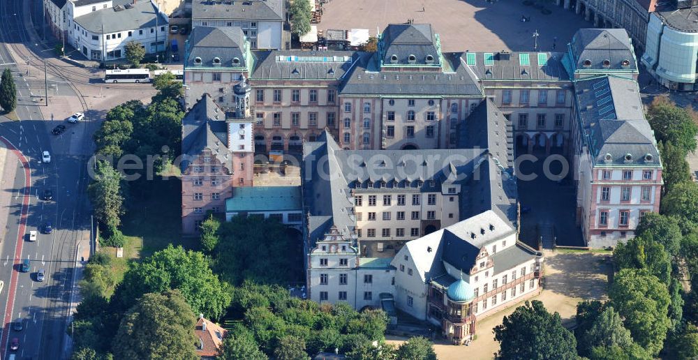 Aerial image Darmstadt - Blick auf dasResidenzschloss Darmstadt / Stadtschloss in Darmstadt. Im älteren Teil des Schlosses befindet sich das 1924 gegründete Schlossmuseum mit 22 Räumen. Es bietet einen Überblick über 250 Jahre höfischen Lebens und die Geschichte der ehemaligen Landgrafschaft und des späteren Großherzogtums Hessen. Zudem beherbergt das Gebäude Institute der Technischen Universität Darmstadt , das Theater im Schloss und den Kellerclub (Studentenkeller). Royal Palace in Darmstadt / city castle in Darmstadt.