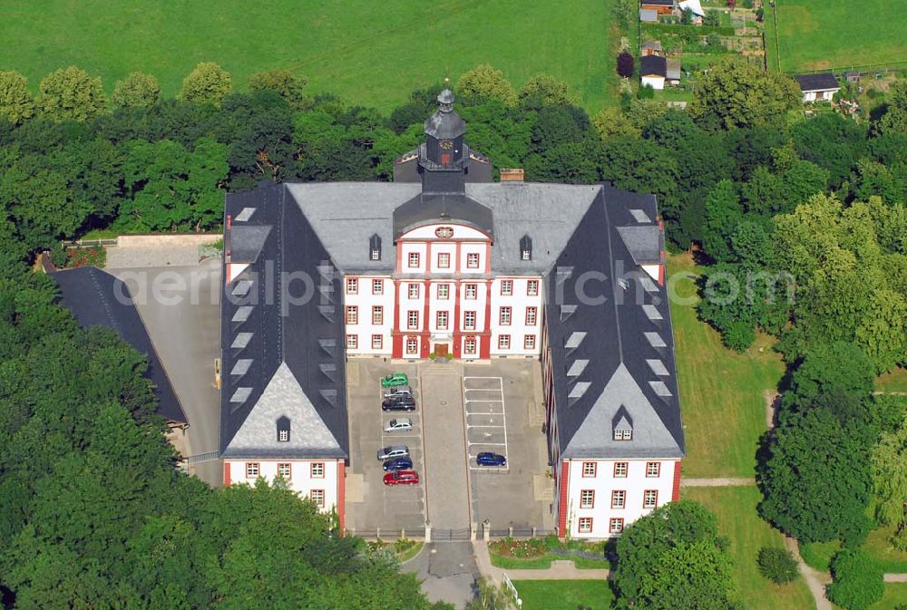 Aerial image Saalfeld - Blick auf das Residenzschloß Saalfeld. Das Residenzschloß wurde ursprünglich als Gasthof erbaut und heute vom Landratsamt genutzt. Durch eine Erbteilung der sächsischen Länder kam Herzog Albrecht von Sachsen-Gotha in Besitz des Saalfelder Landes. 1674 wurde Saalfeld zu seiner Residenz und der nutzte die Anlage als Stadtschloß. Öffnungszeiten Schloßkapelle Montag - Mittwoch 7:00 - 17:00 Uhr, Donnerstag 7:00 - 18:00 Uhr, Freitag 7:00 - 16:00 Uhr Landratsamt Saalfeld-Rudolstadtin der Schloßstraße 24 , 07318 Saalfeld Telefon: 03671 458731