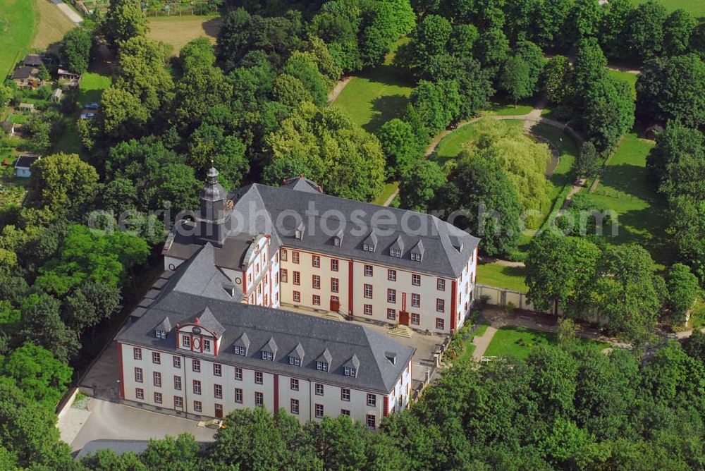 Aerial photograph Saalfeld - Blick auf das Residenzschloß Saalfeld. Das Residenzschloß wurde ursprünglich als Gasthof erbaut und heute vom Landratsamt genutzt. Durch eine Erbteilung der sächsischen Länder kam Herzog Albrecht von Sachsen-Gotha in Besitz des Saalfelder Landes. 1674 wurde Saalfeld zu seiner Residenz und der nutzte die Anlage als Stadtschloß. Öffnungszeiten Schloßkapelle Montag - Mittwoch 7:00 - 17:00 Uhr, Donnerstag 7:00 - 18:00 Uhr, Freitag 7:00 - 16:00 Uhr Landratsamt Saalfeld-Rudolstadtin der Schloßstraße 24 , 07318 Saalfeld Telefon: 03671 458731