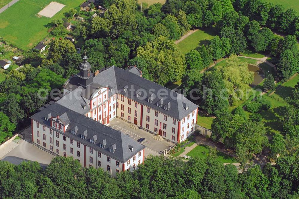 Saalfeld from above - Blick auf das Residenzschloß Saalfeld. Das Residenzschloß wurde ursprünglich als Gasthof erbaut und heute vom Landratsamt genutzt. Durch eine Erbteilung der sächsischen Länder kam Herzog Albrecht von Sachsen-Gotha in Besitz des Saalfelder Landes. 1674 wurde Saalfeld zu seiner Residenz und der nutzte die Anlage als Stadtschloß. Öffnungszeiten Schloßkapelle Montag - Mittwoch 7:00 - 17:00 Uhr, Donnerstag 7:00 - 18:00 Uhr, Freitag 7:00 - 16:00 Uhr Landratsamt Saalfeld-Rudolstadtin der Schloßstraße 24 , 07318 Saalfeld Telefon: 03671 458731