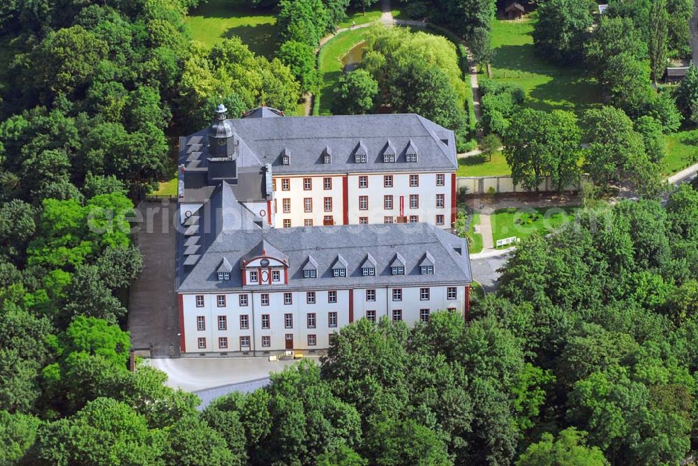 Saalfeld from the bird's eye view: Blick auf das Residenzschloß Saalfeld. Das Residenzschloß wurde ursprünglich als Gasthof erbaut und heute vom Landratsamt genutzt. Durch eine Erbteilung der sächsischen Länder kam Herzog Albrecht von Sachsen-Gotha in Besitz des Saalfelder Landes. 1674 wurde Saalfeld zu seiner Residenz und der nutzte die Anlage als Stadtschloß. Öffnungszeiten Schloßkapelle Montag - Mittwoch 7:00 - 17:00 Uhr, Donnerstag 7:00 - 18:00 Uhr, Freitag 7:00 - 16:00 Uhr Landratsamt Saalfeld-Rudolstadtin der Schloßstraße 24 , 07318 Saalfeld Telefon: 03671 458731