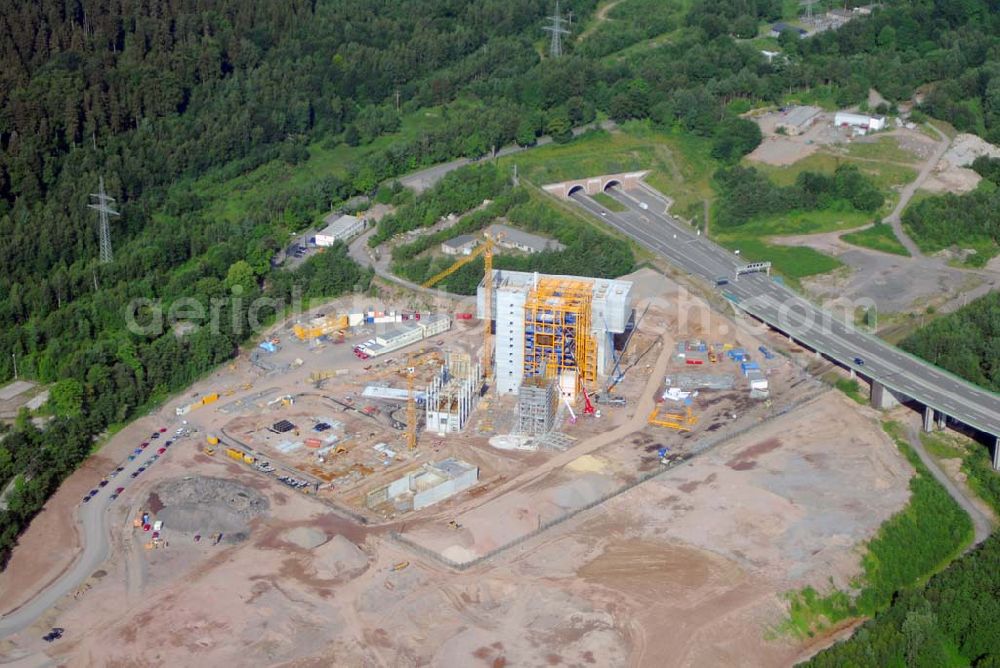 Aerial photograph Zella-Mehlis - Blick auf den Neubau einer Restabfallbehandlungsanlage mit einer jährlichen Leistung von 160.000 Tonnen Müll errichtet durch den Zweckverband für Abfallwirtschaft Südwest- thüringen auf dem Gebiet der Gemeinde Zella-Mehlis (Kreis Suhl). Kontakt: Zweckverband für Abfallwirtschaft Südwestthüringen - Naumannstraße 3, 98527 Suhl - Tel.: 03681 / 71079-0 - Fax: 03681 / 71079-20 - Email: zast.holger.metz@freenet.de. Daneben befindet sich der Berg Bock Tunnel.