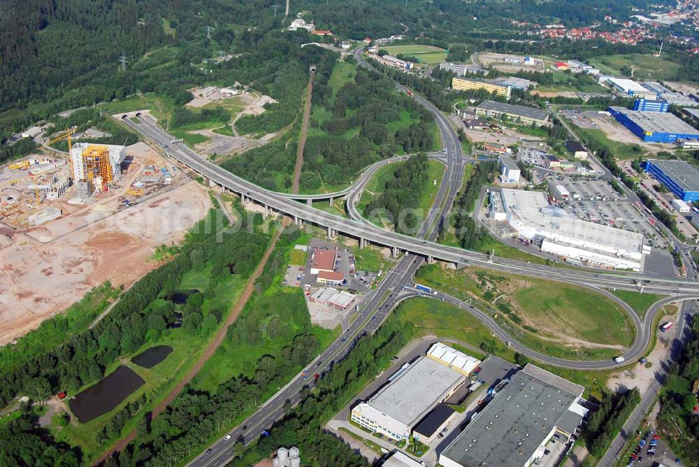 Zella-Mehlis from above - Blick auf den Neubau einer Restabfallbehandlungsanlage mit einer jährlichen Leistung von 160.000 Tonnen Müll errichtet durch den Zweckverband für Abfallwirtschaft Südwest- thüringen auf dem Gebiet der Gemeinde Zella-Mehlis (Kreis Suhl). Kontakt: Zweckverband für Abfallwirtschaft Südwestthüringen - Naumannstraße 3, 98527 Suhl - Tel.: 03681 / 71079-0 - Fax: 03681 / 71079-20 - Email: zast.holger.metz@freenet.de. Daneben befindet sich der Berg Bock Tunnel. Davor liegt das Gewerbegebiet Zella-Mehlis.