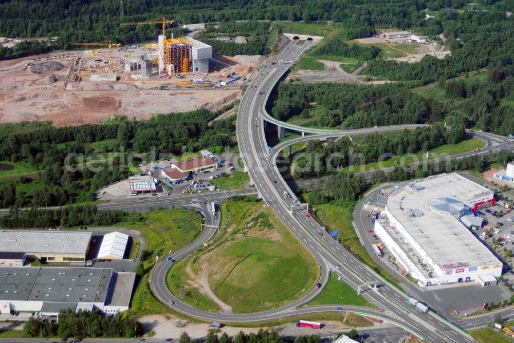 Zella-Mehlis from the bird's eye view: Blick auf den Neubau einer Restabfallbehandlungsanlage mit einer jährlichen Leistung von 160.000 Tonnen Müll errichtet durch den Zweckverband für Abfallwirtschaft Südwest- thüringen auf dem Gebiet der Gemeinde Zella-Mehlis (Kreis Suhl). Kontakt: Zweckverband für Abfallwirtschaft Südwestthüringen - Naumannstraße 3, 98527 Suhl - Tel.: 03681 / 71079-0 - Fax: 03681 / 71079-20 - Email: zast.holger.metz@freenet.de. Daneben befindet sich der Berg Bock Tunnel. Davor liegt das Gewerbegebiet Zella-Mehlis.