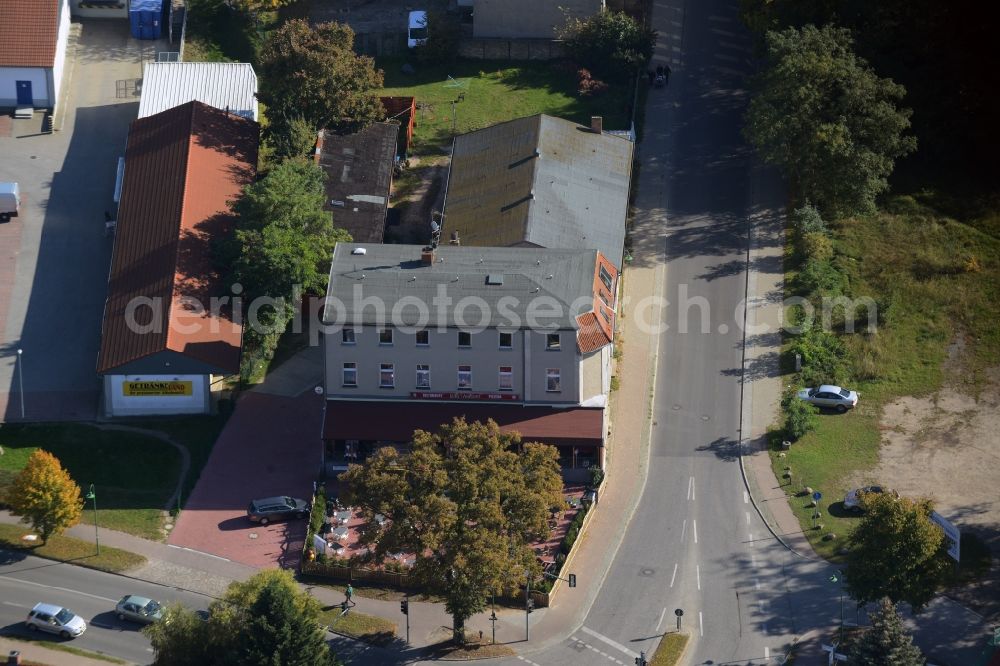 Werneuchen from the bird's eye view: Restaurant, building and outdoor facilities of the Italian restaurant Villa Toskana in Werneuchen in the state of Brandenburg. The building is located on the corner of Freienwalder Strasse und Wegendorfer Strasse