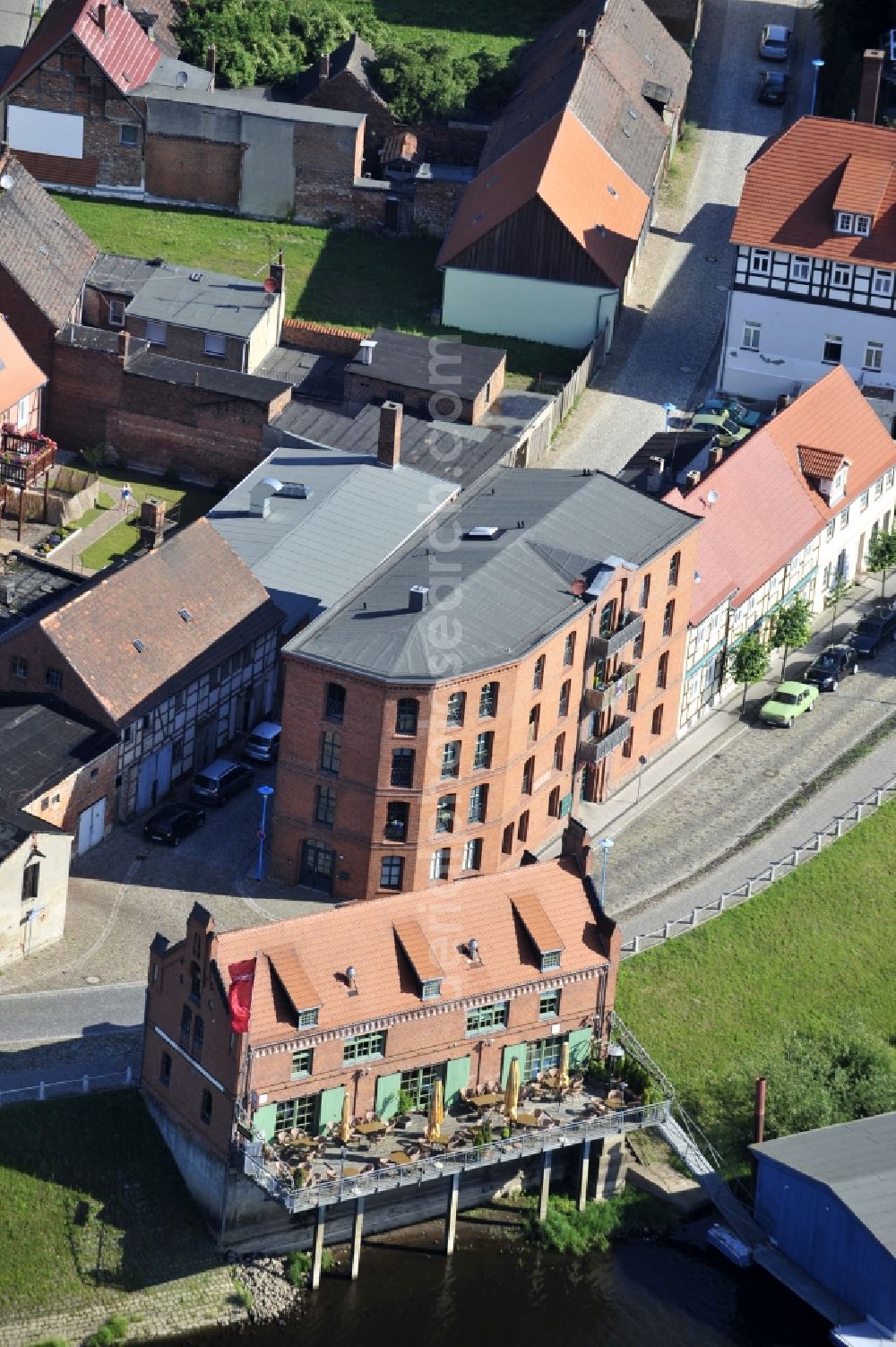 Wittenberge from the bird's eye view: 07/08/2012 Wittenberge View the Crane House restaurant on the banks of the Elbe in Wittenberg in the state of Brandenburg. The old warehouse is made ??after extensive restoration and renovation zeitgerechtem an attraction for tourism in the region