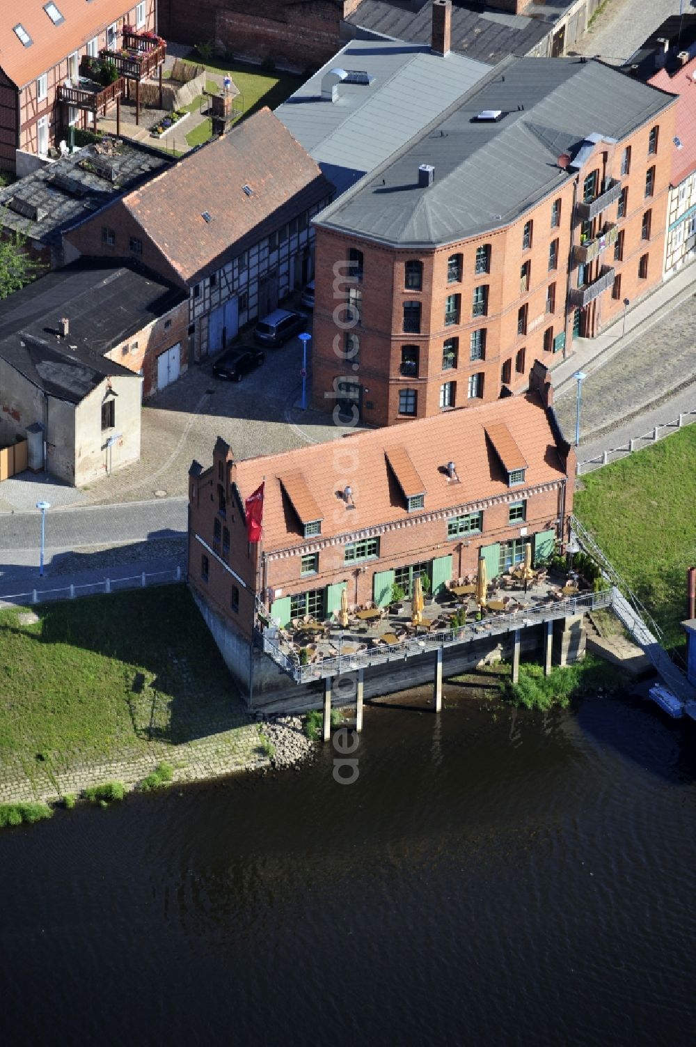 Aerial image Wittenberge - 07/08/2012 Wittenberge View the Crane House restaurant on the banks of the Elbe in Wittenberg in the state of Brandenburg. The old warehouse is made ??after extensive restoration and renovation zeitgerechtem an attraction for tourism in the region