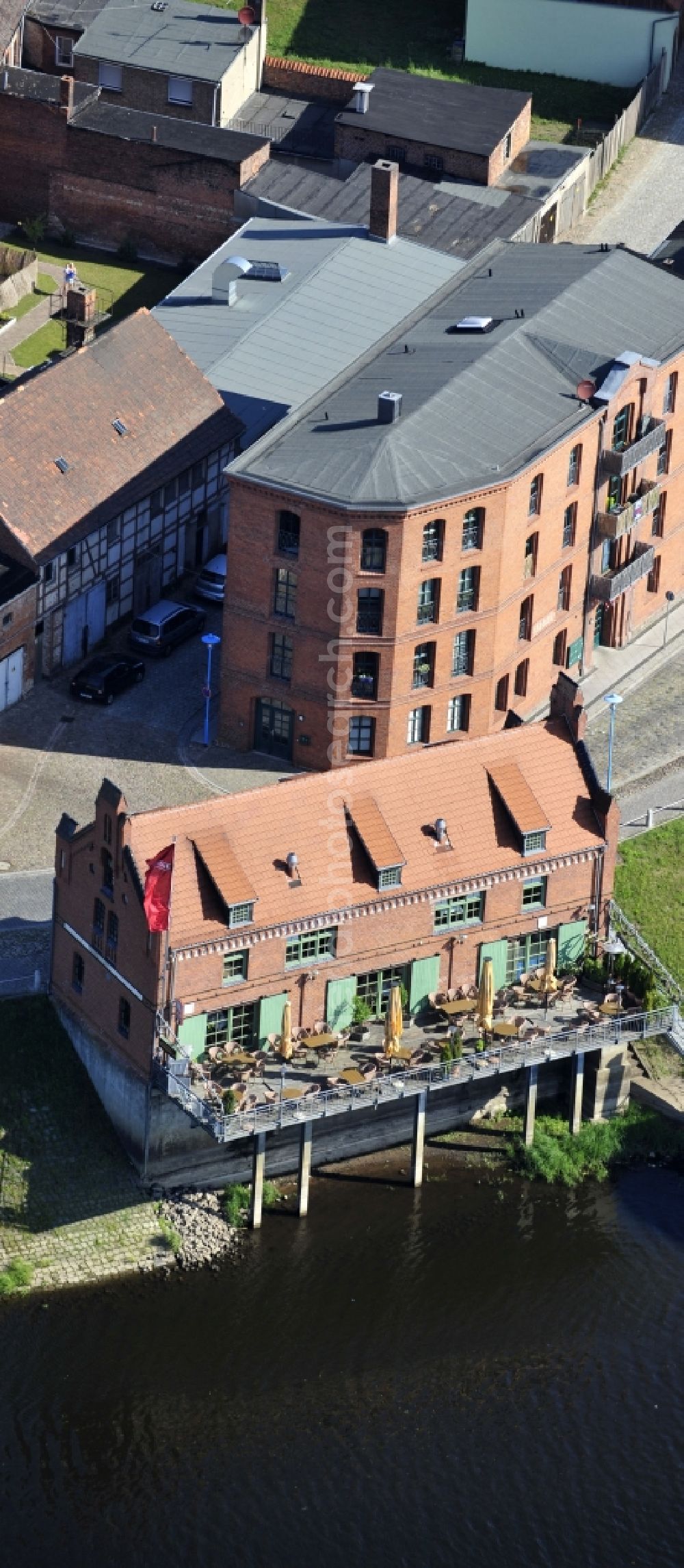 Wittenberge from the bird's eye view: 07/08/2012 Wittenberge View the Crane House restaurant on the banks of the Elbe in Wittenberg in the state of Brandenburg. The old warehouse is made ??after extensive restoration and renovation zeitgerechtem an attraction for tourism in the region