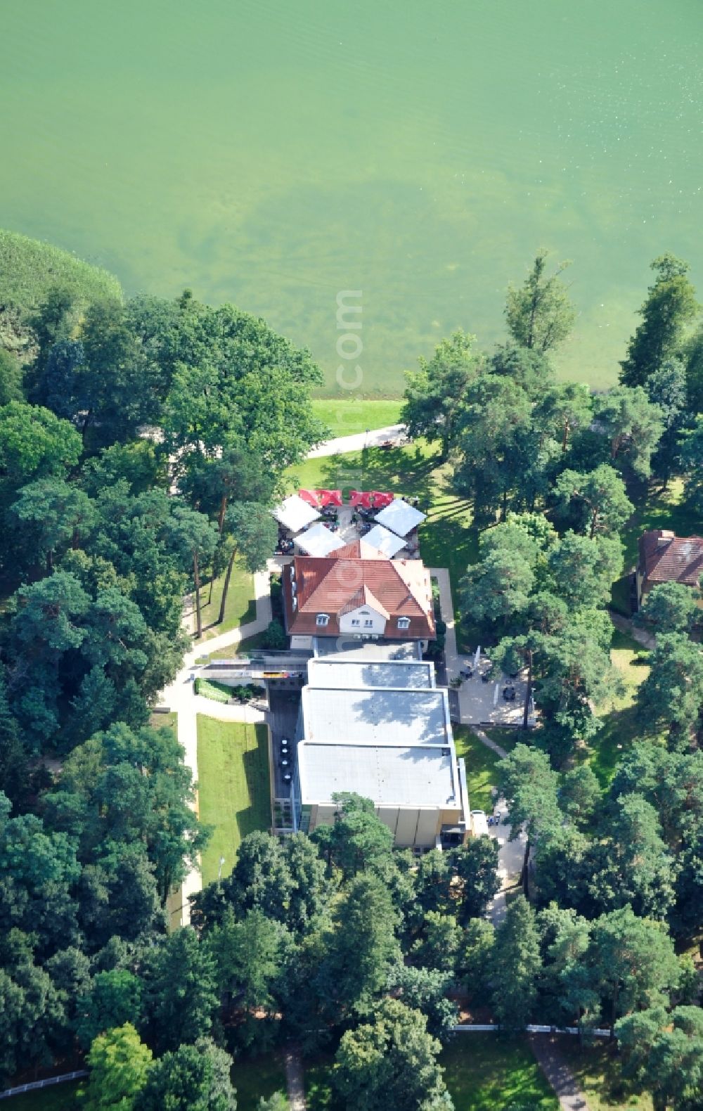 Aerial photograph Bad Saarow - View of the restaurant Park-Café and the theater am See on the banks of Schamützelsee in Bad Saarow in the state of Brandenburg