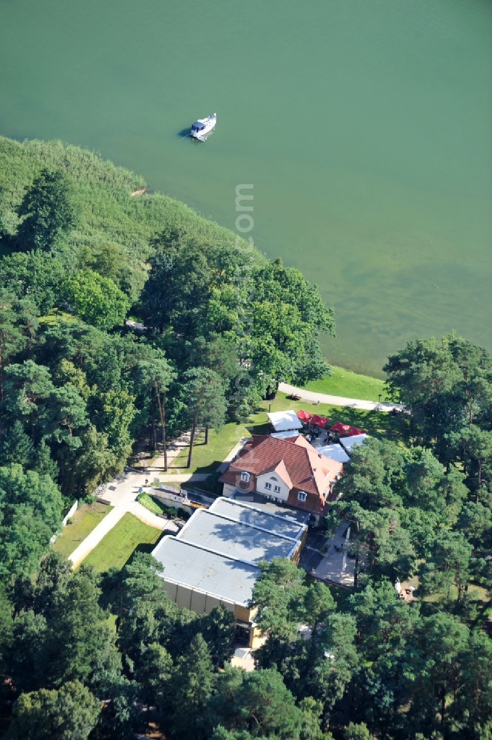 Bad Saarow from the bird's eye view: View of the restaurant Park-Café and the theater am See on the banks of Schamützelsee in Bad Saarow in the state of Brandenburg