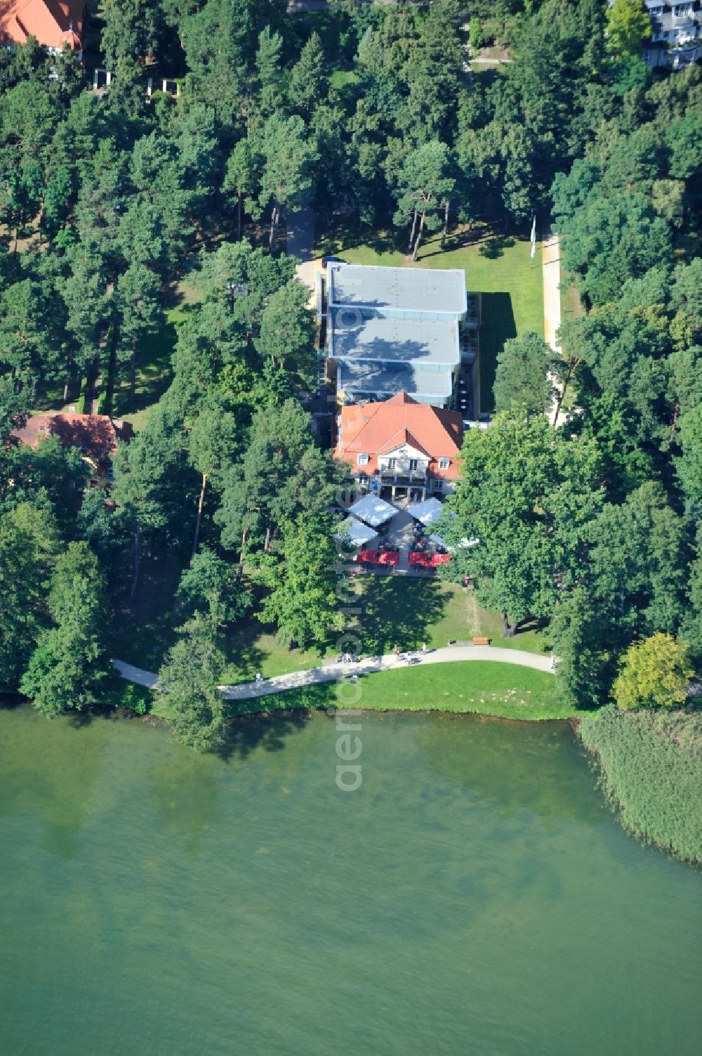 Aerial photograph Bad Saarow - View of the restaurant Park-Café and the theater am See on the banks of Schamützelsee in Bad Saarow in the state of Brandenburg