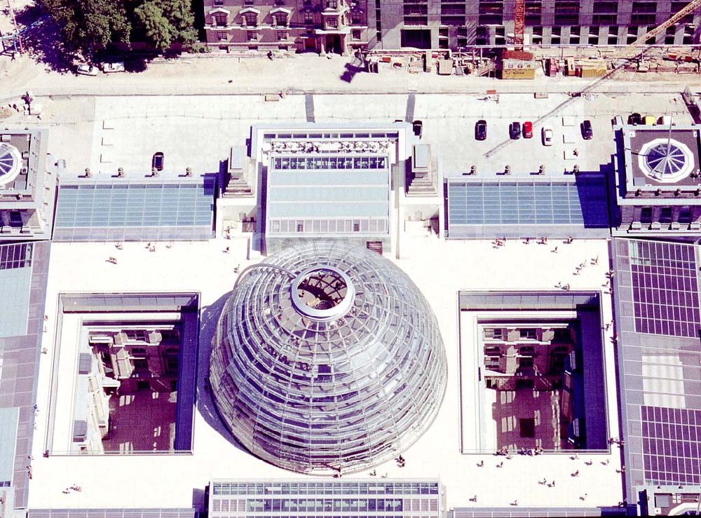 Berlin - Tiergarten from the bird's eye view: Restaurantbetrieb auf dem Dach des Berliner Reichstages im Tiergarten.