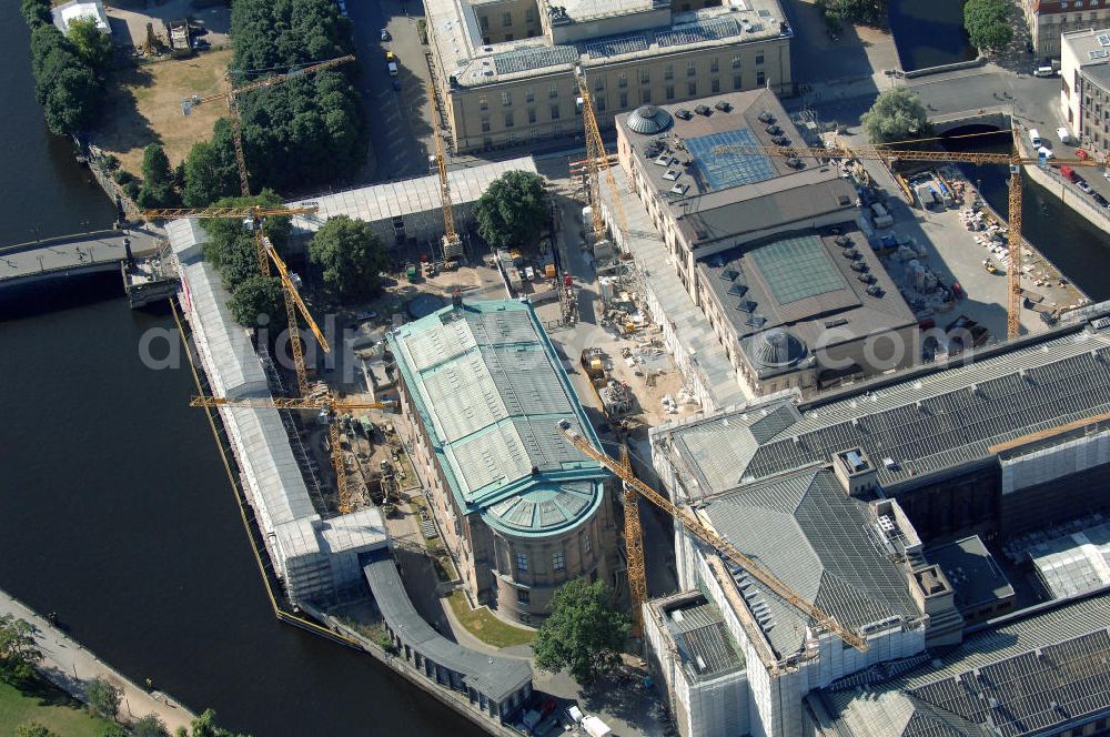 Berlin from the bird's eye view: Blick auf die Baustelle des Neuen Museums auf der Museumsinsel an der Spree in Berlin-Mitte im Ostteil der deutschen Hauptstadt. Daneben sind das Pergamonmuseum , das Bodemuseum, die Alte Nationalgalerie und das Alte Museum zu sehen. Die Museumsinsel ist die nördliche Spitze der Spreeinsel im Zentrum Berlins. Sie ist historisch die Keimzelle der Berliner Museenlandschaft, ein viel besuchter touristischer Anlaufpunkt und einer der wichtigsten Museumskomplexe der Welt. Seit 1999 gehört die Berliner Museumsinsel als weltweit einzigartiges bauliches und kulturelles Ensemble zum Weltkulturerbe der UNESCO.