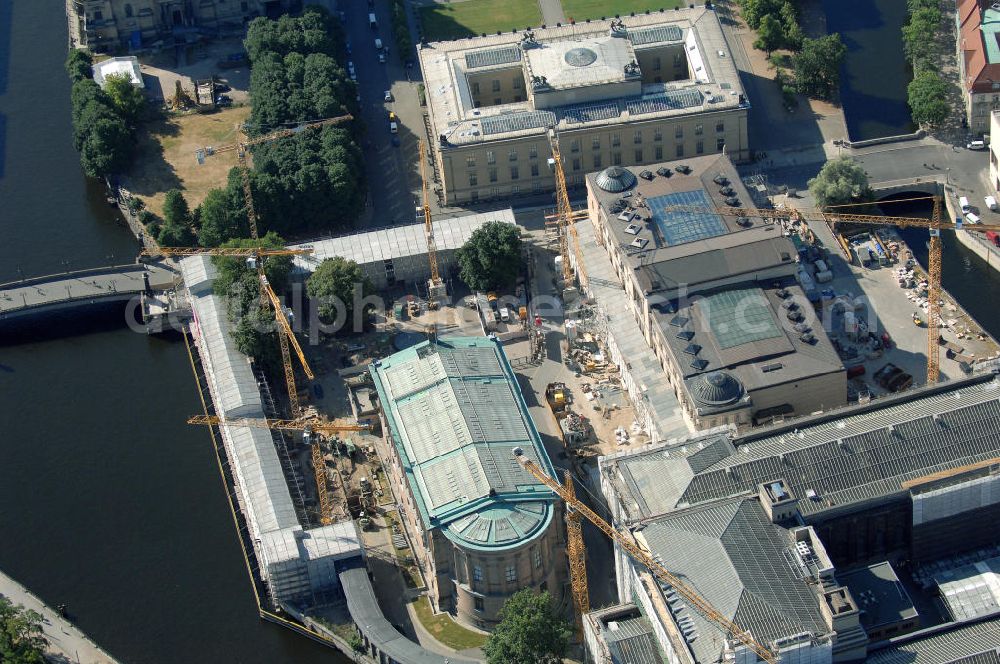 Aerial image Berlin - Blick auf die Baustelle des Neuen Museums auf der Museumsinsel an der Spree in Berlin-Mitte im Ostteil der deutschen Hauptstadt. Daneben sind das Pergamonmuseum , das Bodemuseum, die Alte Nationalgalerie und das Alte Museum zu sehen. Die Museumsinsel ist die nördliche Spitze der Spreeinsel im Zentrum Berlins. Sie ist historisch die Keimzelle der Berliner Museenlandschaft, ein viel besuchter touristischer Anlaufpunkt und einer der wichtigsten Museumskomplexe der Welt. Seit 1999 gehört die Berliner Museumsinsel als weltweit einzigartiges bauliches und kulturelles Ensemble zum Weltkulturerbe der UNESCO.