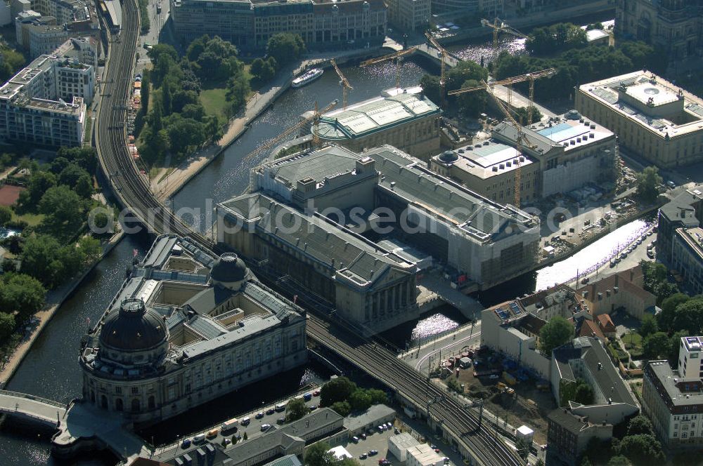 Aerial photograph Berlin - Blick auf die Baustelle des Neuen Museums auf der Museumsinsel an der Spree in Berlin-Mitte im Ostteil der deutschen Hauptstadt. Daneben sind das Pergamonmuseum , das Bodemuseum, die Alte Nationalgalerie und das Alte Museum zu sehen. Die Museumsinsel ist die nördliche Spitze der Spreeinsel im Zentrum Berlins. Sie ist historisch die Keimzelle der Berliner Museenlandschaft, ein viel besuchter touristischer Anlaufpunkt und einer der wichtigsten Museumskomplexe der Welt. Seit 1999 gehört die Berliner Museumsinsel als weltweit einzigartiges bauliches und kulturelles Ensemble zum Weltkulturerbe der UNESCO.