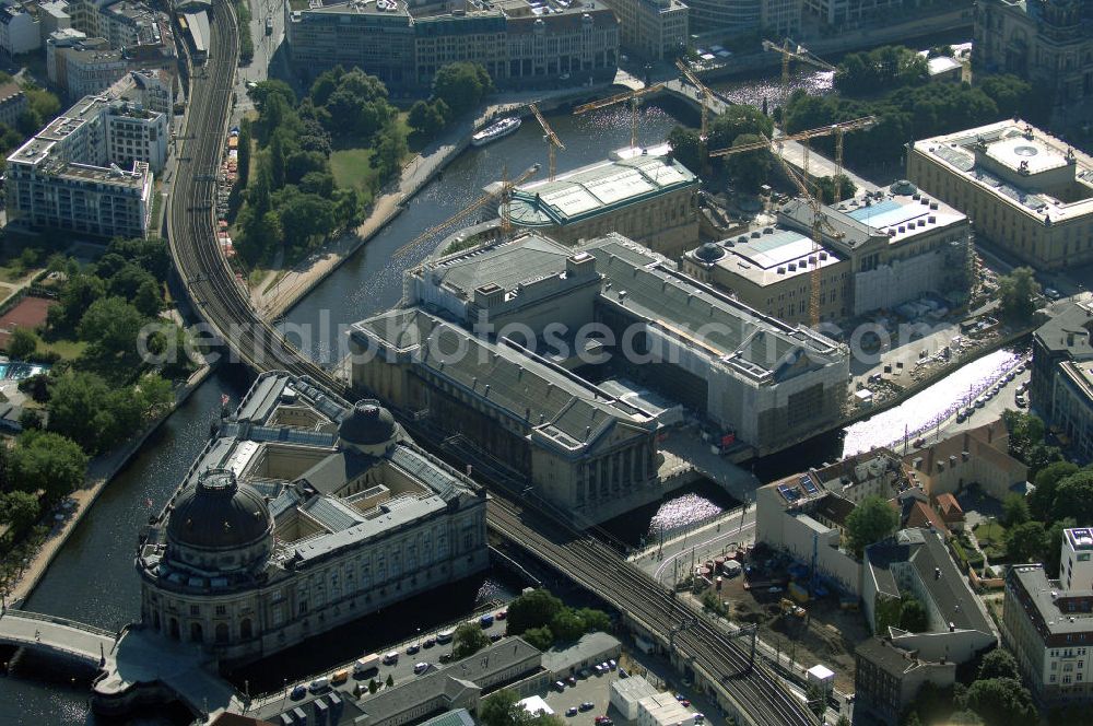 Berlin from above - Blick auf die Baustelle des Neuen Museums auf der Museumsinsel an der Spree in Berlin-Mitte im Ostteil der deutschen Hauptstadt. Daneben sind das Pergamonmuseum , das Bodemuseum, die Alte Nationalgalerie und das Alte Museum zu sehen. Die Museumsinsel ist die nördliche Spitze der Spreeinsel im Zentrum Berlins. Sie ist historisch die Keimzelle der Berliner Museenlandschaft, ein viel besuchter touristischer Anlaufpunkt und einer der wichtigsten Museumskomplexe der Welt. Seit 1999 gehört die Berliner Museumsinsel als weltweit einzigartiges bauliches und kulturelles Ensemble zum Weltkulturerbe der UNESCO.