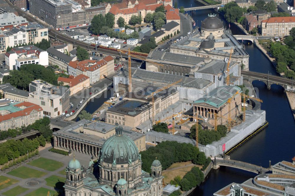 Aerial photograph Berlin - Blick auf die Baustelle des Neuen Museums auf der Museumsinsel an der Spree in Berlin-Mitte im Ostteil der deutschen Hauptstadt. Daneben sind das Pergamonmuseum , das Bodemuseum, die Alte Nationalgalerie und das Alte Museum zu sehen. Die Museumsinsel ist die nördliche Spitze der Spreeinsel im Zentrum Berlins. Sie ist historisch die Keimzelle der Berliner Museenlandschaft, ein viel besuchter touristischer Anlaufpunkt und einer der wichtigsten Museumskomplexe der Welt. Seit 1999 gehört die Berliner Museumsinsel als weltweit einzigartiges bauliches und kulturelles Ensemble zum Weltkulturerbe der UNESCO.