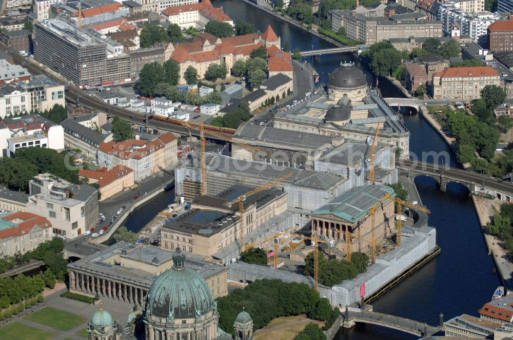 Berlin from above - Blick auf die Baustelle des Neuen Museums auf der Museumsinsel an der Spree in Berlin-Mitte im Ostteil der deutschen Hauptstadt. Daneben sind das Pergamonmuseum , das Bodemuseum, die Alte Nationalgalerie und das Alte Museum zu sehen. Die Museumsinsel ist die nördliche Spitze der Spreeinsel im Zentrum Berlins. Sie ist historisch die Keimzelle der Berliner Museenlandschaft, ein viel besuchter touristischer Anlaufpunkt und einer der wichtigsten Museumskomplexe der Welt. Seit 1999 gehört die Berliner Museumsinsel als weltweit einzigartiges bauliches und kulturelles Ensemble zum Weltkulturerbe der UNESCO.