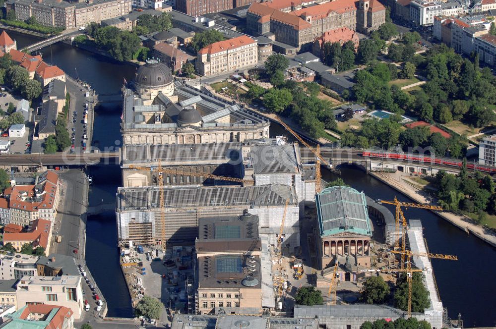 Berlin from the bird's eye view: Blick auf die Baustelle des Neuen Museums auf der Museumsinsel an der Spree in Berlin-Mitte im Ostteil der deutschen Hauptstadt. Daneben sind das Pergamonmuseum , das Bodemuseum, die Alte Nationalgalerie und das Alte Museum zu sehen. Die Museumsinsel ist die nördliche Spitze der Spreeinsel im Zentrum Berlins. Sie ist historisch die Keimzelle der Berliner Museenlandschaft, ein viel besuchter touristischer Anlaufpunkt und einer der wichtigsten Museumskomplexe der Welt. Seit 1999 gehört die Berliner Museumsinsel als weltweit einzigartiges bauliches und kulturelles Ensemble zum Weltkulturerbe der UNESCO.