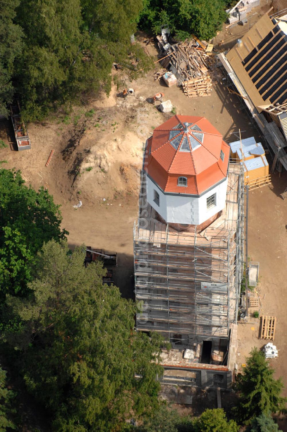 Aerial photograph Graal-Müritz - Blick auf die Restaurationsarbeiten am Wasserturm in Graal-Müritz in Mecklenburg-Vorpommern. Der Wasserturm wurde 1913 gemeinsam mit einem Wasserwerk für Graal und Müritz erbaut und wird mittlerweile von einer Privatfirma zu einem Wohnhaus restauriert.