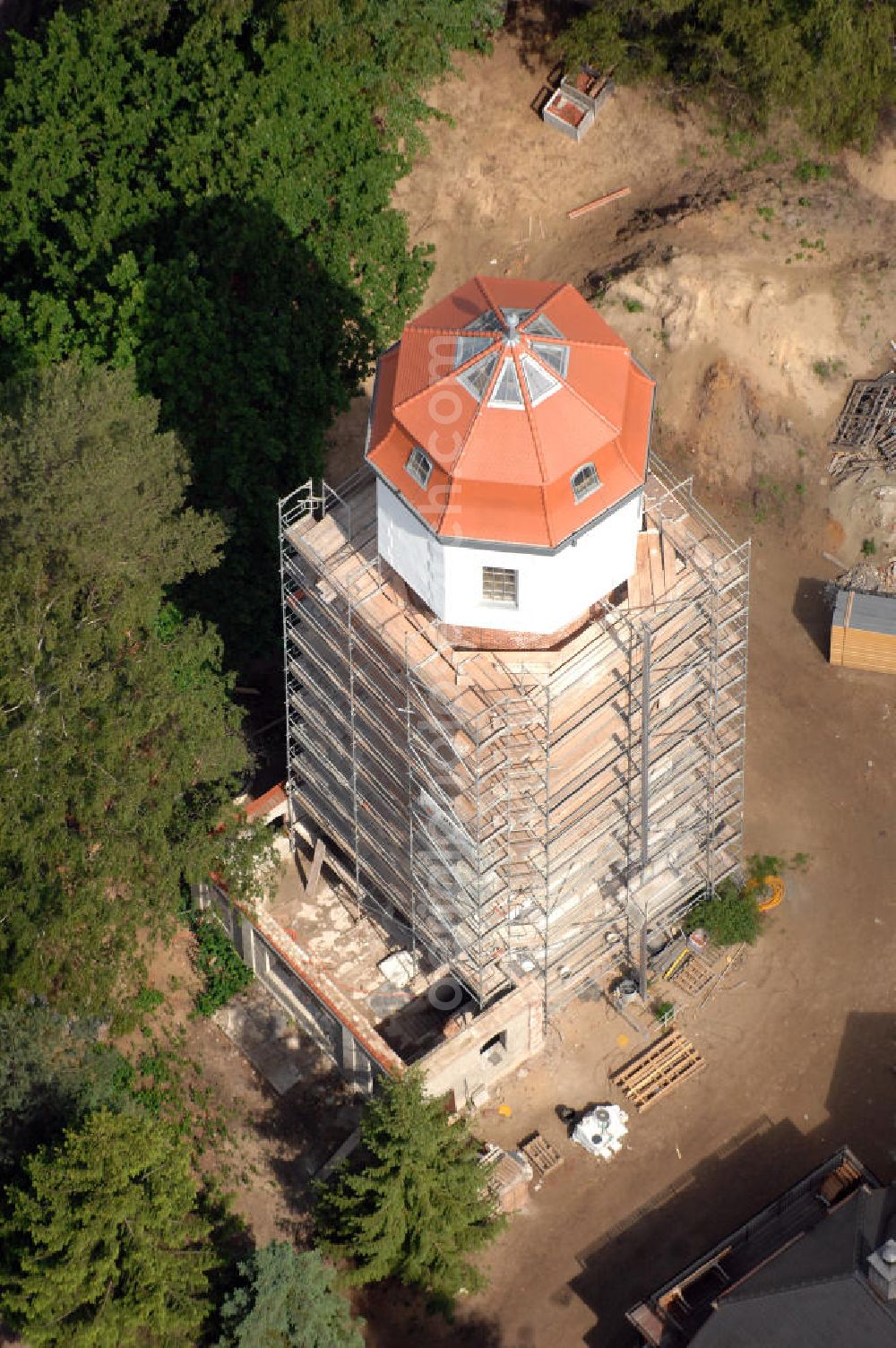 Graal-Müritz from above - Blick auf die Restaurationsarbeiten am Wasserturm in Graal-Müritz in Mecklenburg-Vorpommern. Der Wasserturm wurde 1913 gemeinsam mit einem Wasserwerk für Graal und Müritz erbaut und wird mittlerweile von einer Privatfirma zu einem Wohnhaus restauriert.