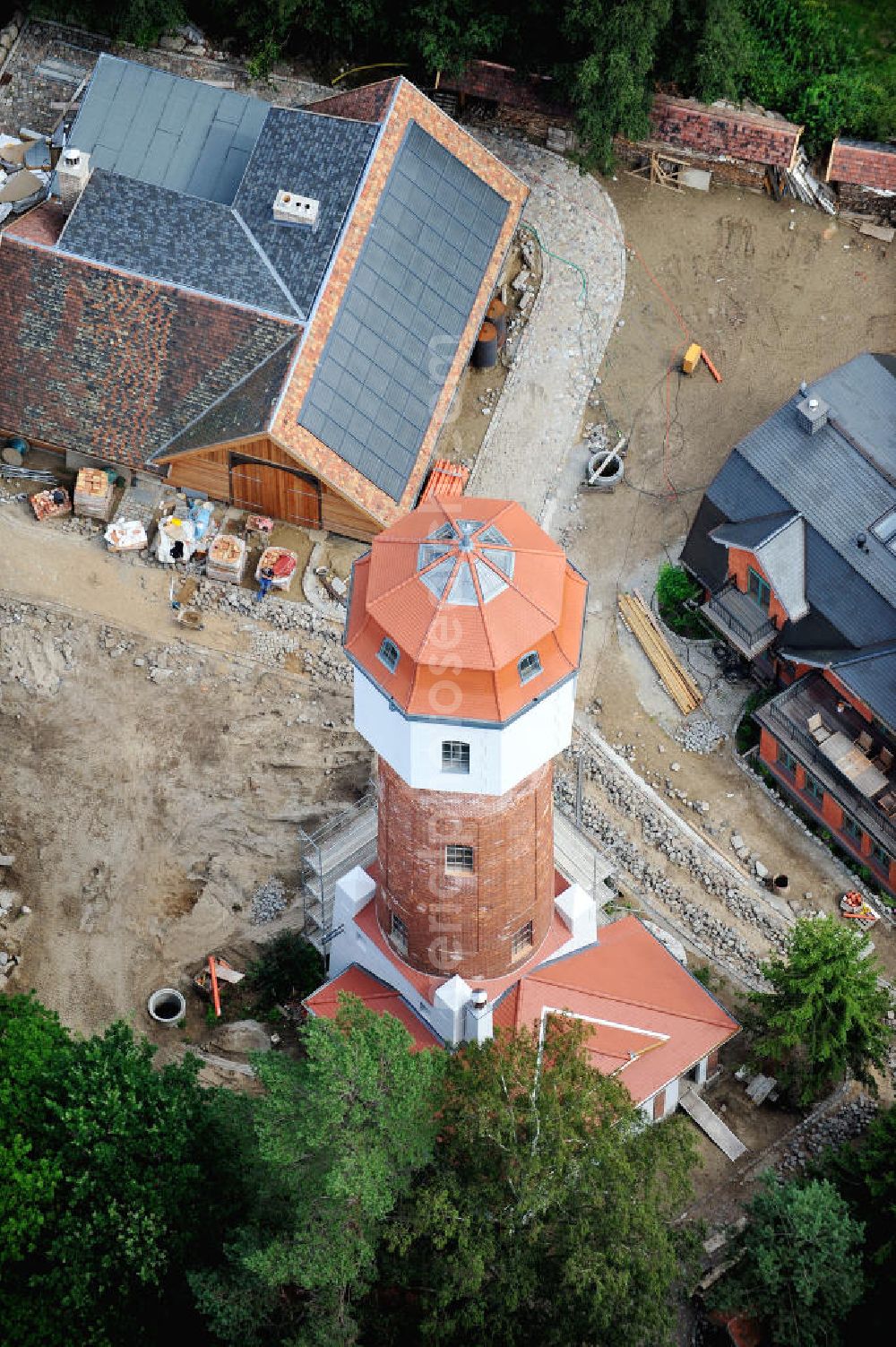 Graal Müritz from above - Blick auf die Restaurationsarbeiten am Wasserturm in Graal-Müritz in Mecklenburg-Vorpommern. Der Wasserturm wurde 1913 gemeinsam mit einem Wasserwerk für Graal und Müritz erbaut und wird mittlerweile von einer Privatfirma zu einem Ferienhaus restauriert.