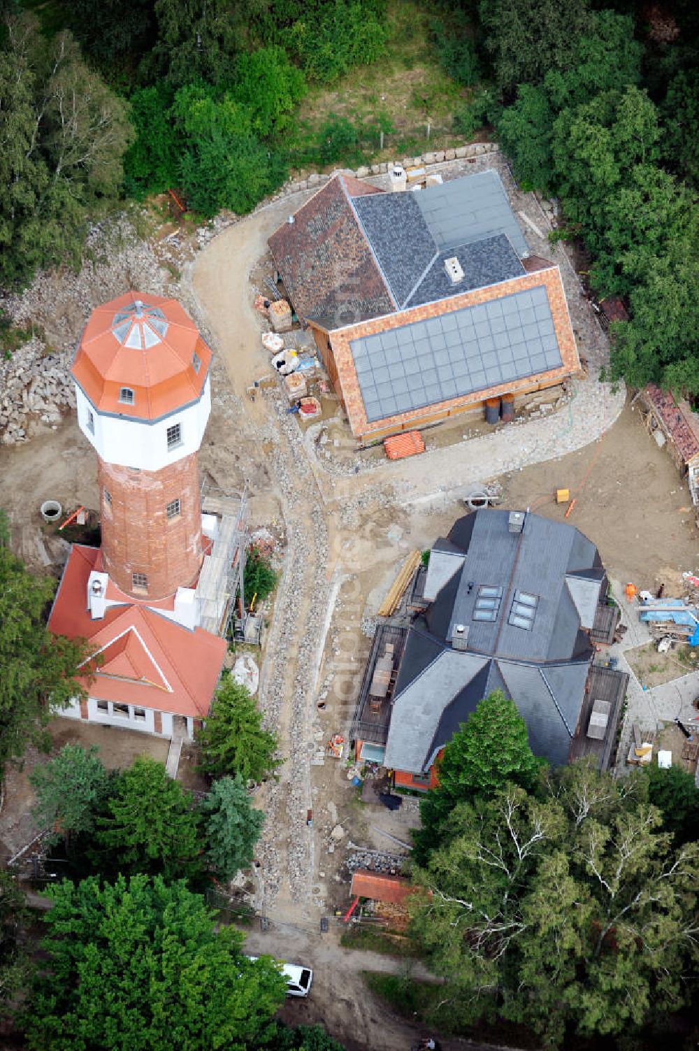 Graal Müritz from the bird's eye view: Blick auf die Restaurationsarbeiten am Wasserturm in Graal-Müritz in Mecklenburg-Vorpommern. Der Wasserturm wurde 1913 gemeinsam mit einem Wasserwerk für Graal und Müritz erbaut und wird mittlerweile von einer Privatfirma zu einem Ferienhaus restauriert.