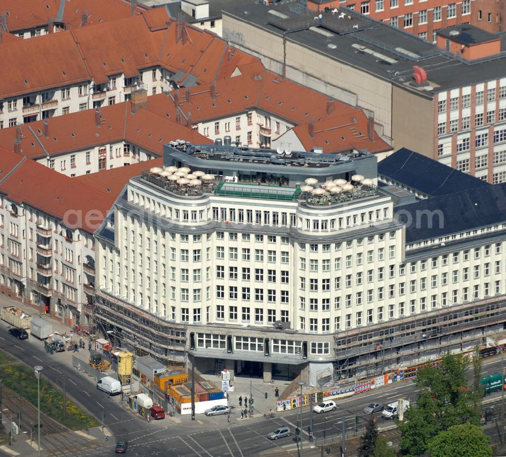 Aerial image Berlin - Blick auf die Baustelle am Haus der Einheit, dem ehemaligen Kaufhauses Jonaß in Mitte . Das Berliner Architektur-Büro JSK baute das markanten, teilweise unter Denkmalschutz stehenden Gebäudes in ein modernes Wohn- und Geschäftshaus um. View of the construction site at the House of unity, the former department store Jonassen. The Berlin architectural office JSK built the striking to partially listed building into a modern residential and commercial building.