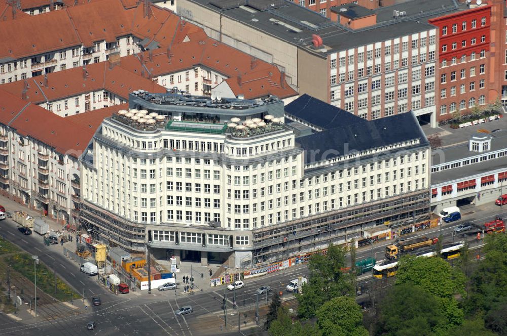 Aerial photograph Berlin - Blick auf die Baustelle am Haus der Einheit, dem ehemaligen Kaufhauses Jonaß in Mitte . Das Berliner Architektur-Büro JSK baute das markanten, teilweise unter Denkmalschutz stehenden Gebäudes in ein modernes Wohn- und Geschäftshaus um. View of the construction site at the House of unity, the former department store Jonassen. The Berlin architectural office JSK built the striking to partially listed building into a modern residential and commercial building.