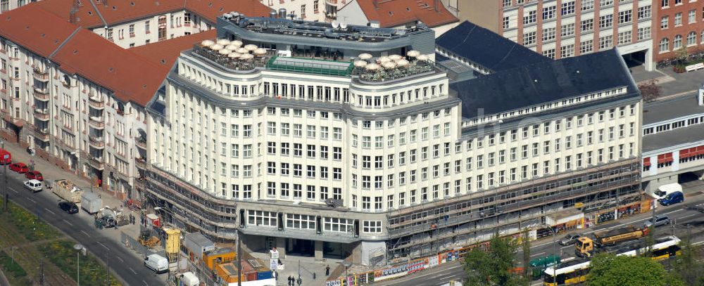 Berlin from above - Blick auf die Baustelle am Haus der Einheit, dem ehemaligen Kaufhauses Jonaß in Mitte . Das Berliner Architektur-Büro JSK baute das markanten, teilweise unter Denkmalschutz stehenden Gebäudes in ein modernes Wohn- und Geschäftshaus um. View of the construction site at the House of unity, the former department store Jonassen. The Berlin architectural office JSK built the striking to partially listed building into a modern residential and commercial building.