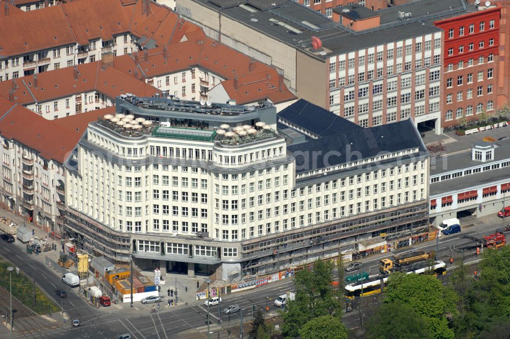 Berlin from the bird's eye view: Blick auf die Baustelle am Haus der Einheit, dem ehemaligen Kaufhauses Jonaß in Mitte . Das Berliner Architektur-Büro JSK baute das markanten, teilweise unter Denkmalschutz stehenden Gebäudes in ein modernes Wohn- und Geschäftshaus um. View of the construction site at the House of unity, the former department store Jonassen. The Berlin architectural office JSK built the striking to partially listed building into a modern residential and commercial building.