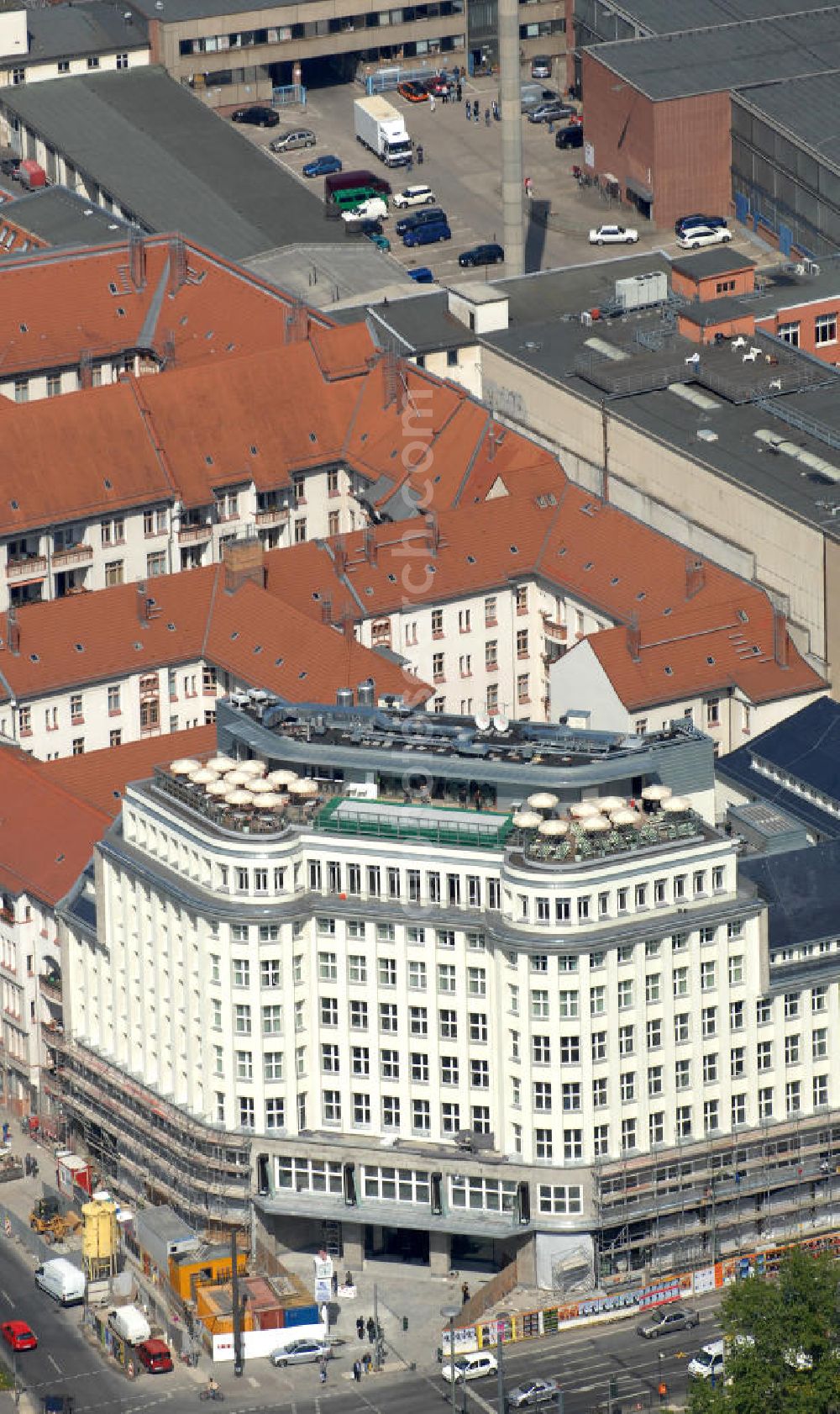 Aerial image Berlin - Blick auf die Baustelle am Haus der Einheit, dem ehemaligen Kaufhauses Jonaß in Mitte . Das Berliner Architektur-Büro JSK baute das markanten, teilweise unter Denkmalschutz stehenden Gebäudes in ein modernes Wohn- und Geschäftshaus um. View of the construction site at the House of unity, the former department store Jonassen. The Berlin architectural office JSK built the striking to partially listed building into a modern residential and commercial building.