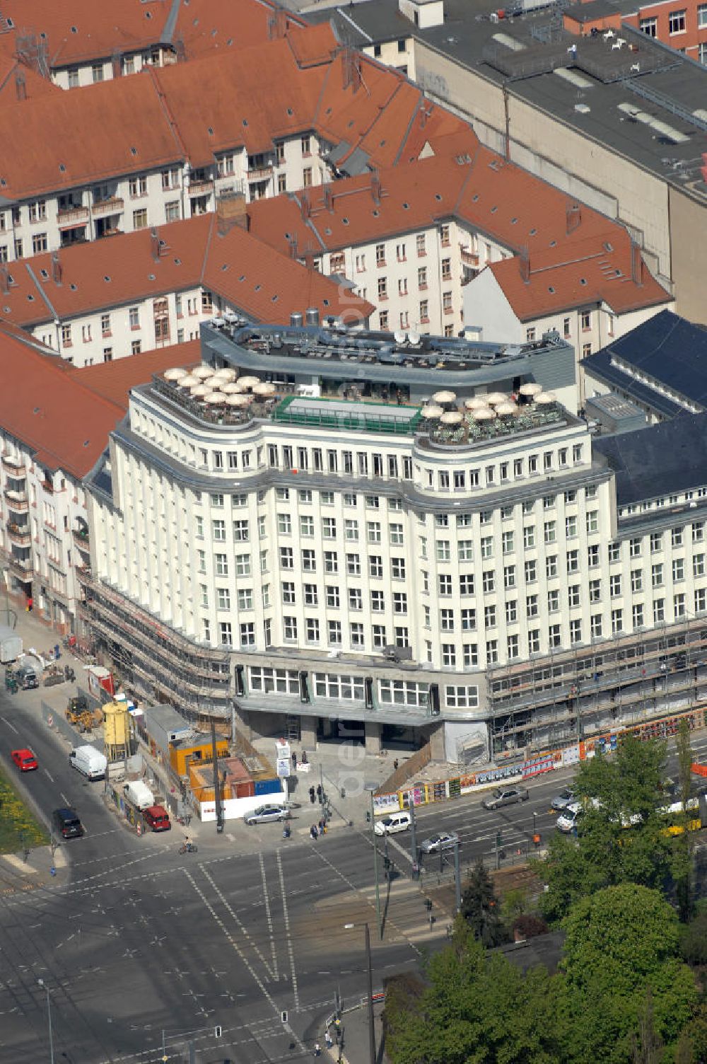 Aerial photograph Berlin - Blick auf die Baustelle am Haus der Einheit, dem ehemaligen Kaufhauses Jonaß in Mitte . Das Berliner Architektur-Büro JSK baute das markanten, teilweise unter Denkmalschutz stehenden Gebäudes in ein modernes Wohn- und Geschäftshaus um. View of the construction site at the House of unity, the former department store Jonassen. The Berlin architectural office JSK built the striking to partially listed building into a modern residential and commercial building.