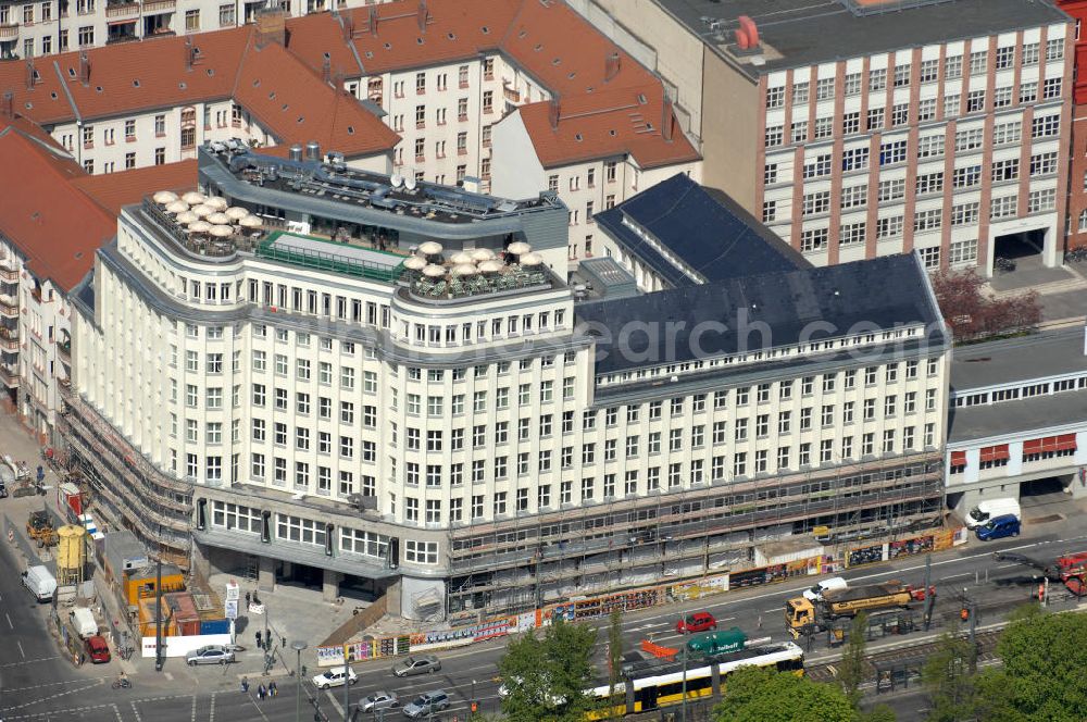 Berlin from above - Blick auf die Baustelle am Haus der Einheit, dem ehemaligen Kaufhauses Jonaß in Mitte . Das Berliner Architektur-Büro JSK baute das markanten, teilweise unter Denkmalschutz stehenden Gebäudes in ein modernes Wohn- und Geschäftshaus um. View of the construction site at the House of unity, the former department store Jonassen. The Berlin architectural office JSK built the striking to partially listed building into a modern residential and commercial building.