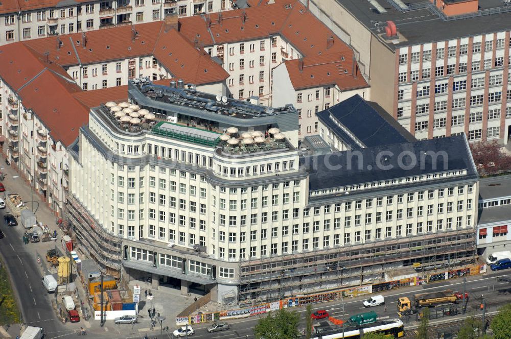 Berlin from the bird's eye view: Blick auf die Baustelle am Haus der Einheit, dem ehemaligen Kaufhauses Jonaß in Mitte . Das Berliner Architektur-Büro JSK baute das markanten, teilweise unter Denkmalschutz stehenden Gebäudes in ein modernes Wohn- und Geschäftshaus um. View of the construction site at the House of unity, the former department store Jonassen. The Berlin architectural office JSK built the striking to partially listed building into a modern residential and commercial building.