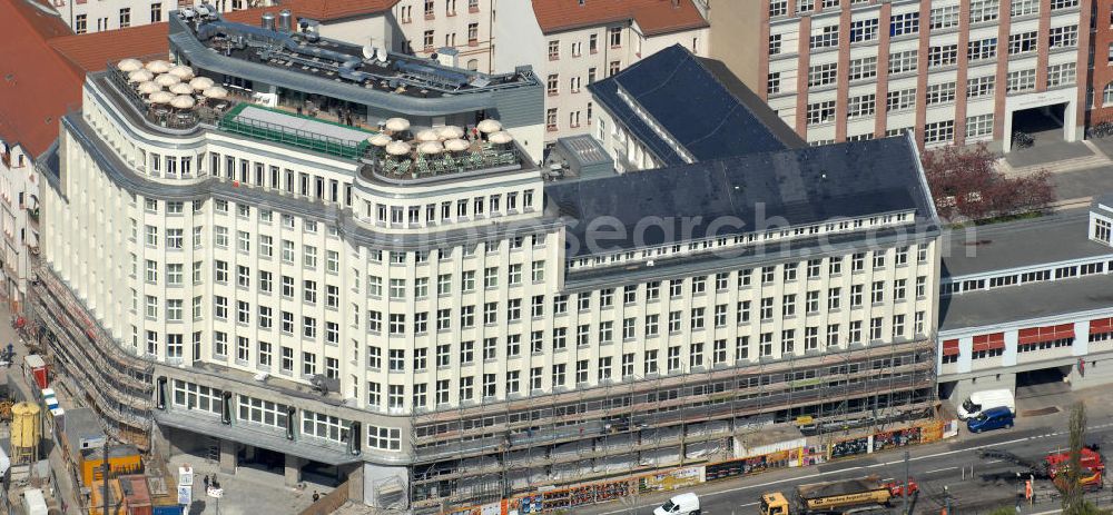 Aerial image Berlin - Blick auf die Baustelle am Haus der Einheit, dem ehemaligen Kaufhauses Jonaß in Mitte . Das Berliner Architektur-Büro JSK baute das markanten, teilweise unter Denkmalschutz stehenden Gebäudes in ein modernes Wohn- und Geschäftshaus um. View of the construction site at the House of unity, the former department store Jonassen. The Berlin architectural office JSK built the striking to partially listed building into a modern residential and commercial building.