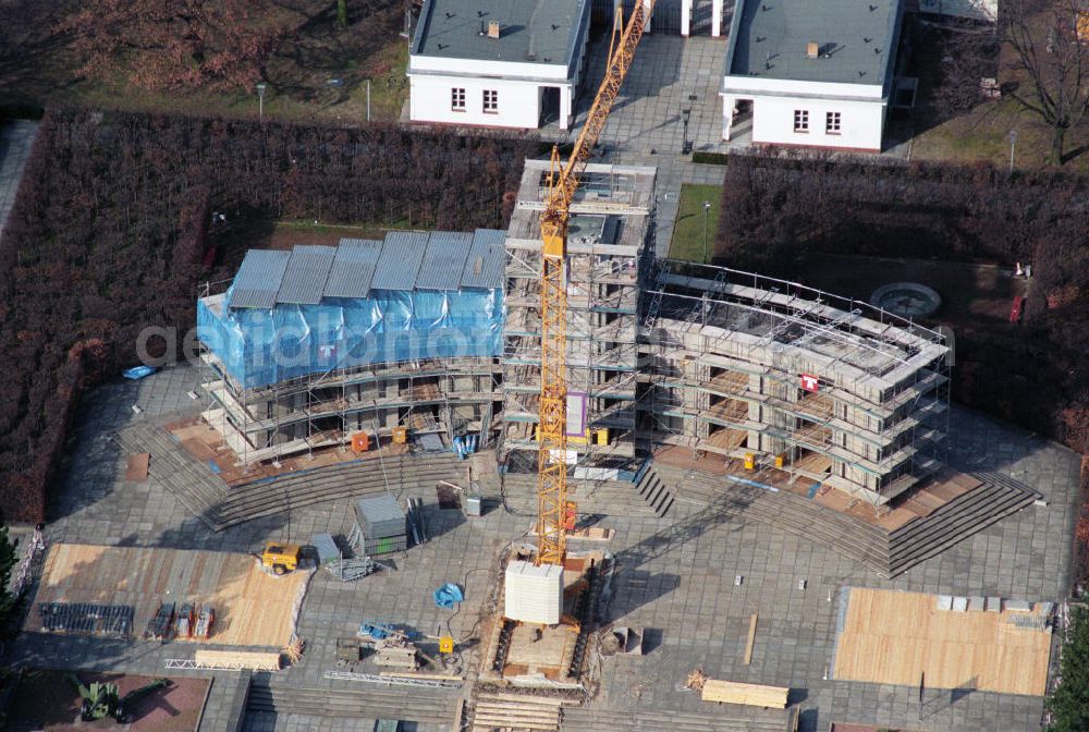 Aerial image Berlin - . Restaurierung des Berliner Tiergartendenkmals der Russischen Roten Armee an der Straße des 17. Juni im Tiergarten durch die Baufirma TRAPP Tief- und Gleisbau GmbH. Restoration of the Berlin Tiergarten memorial of the Russian Red Army on the streets of the 17th June.