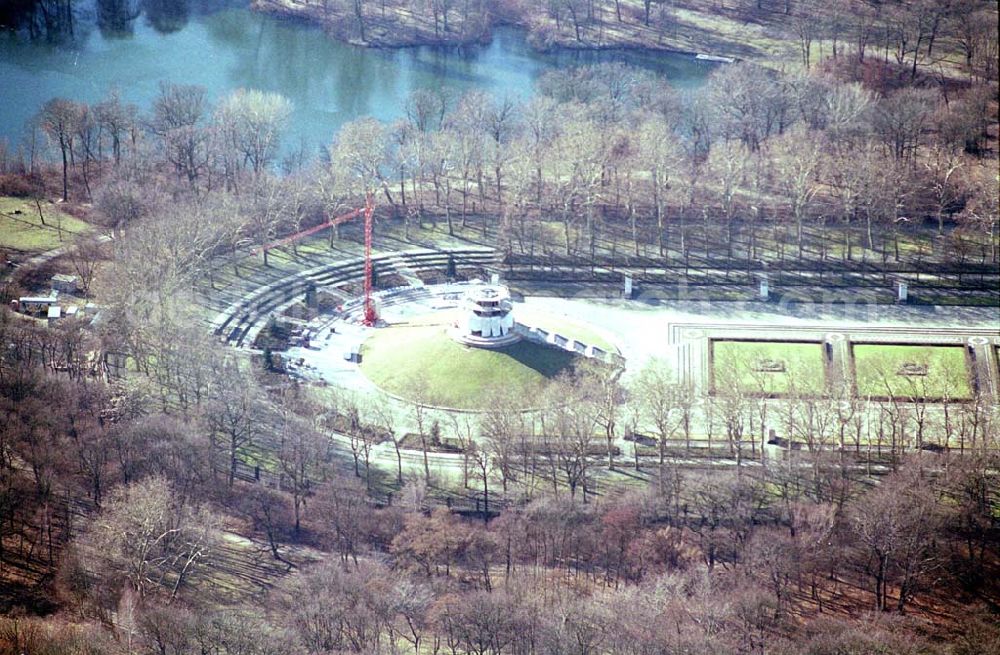 Berlin-Treptow from the bird's eye view: Restaurierung und Instandsetzung des Sowjetischen Ehrenmals in Berlin-Treptow zwischen der Puschkinallee und Am Treptower Park