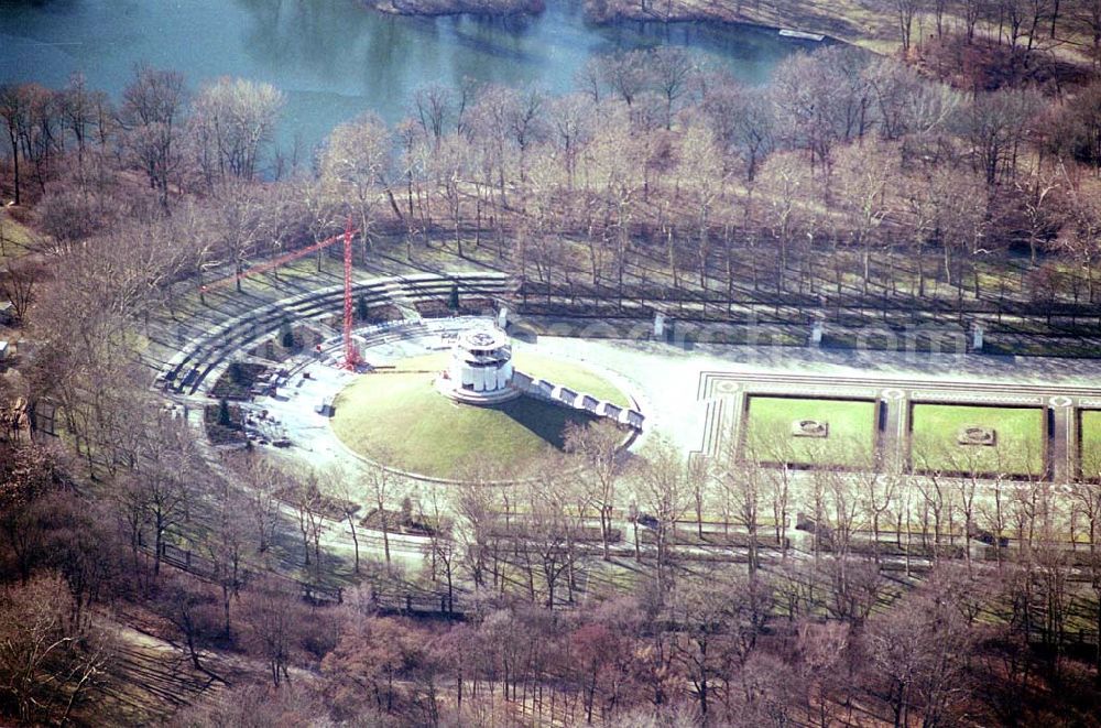 Aerial image Berlin-Treptow - Restaurierung und Instandsetzung des Sowjetischen Ehrenmals in Berlin-Treptow zwischen der Puschkinallee und Am Treptower Park