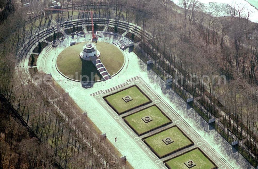 Aerial photograph Berlin-Treptow - Restaurierung und Instandsetzung des Sowjetischen Ehrenmals in Berlin-Treptow zwischen der Puschkinallee und Am Treptower Park