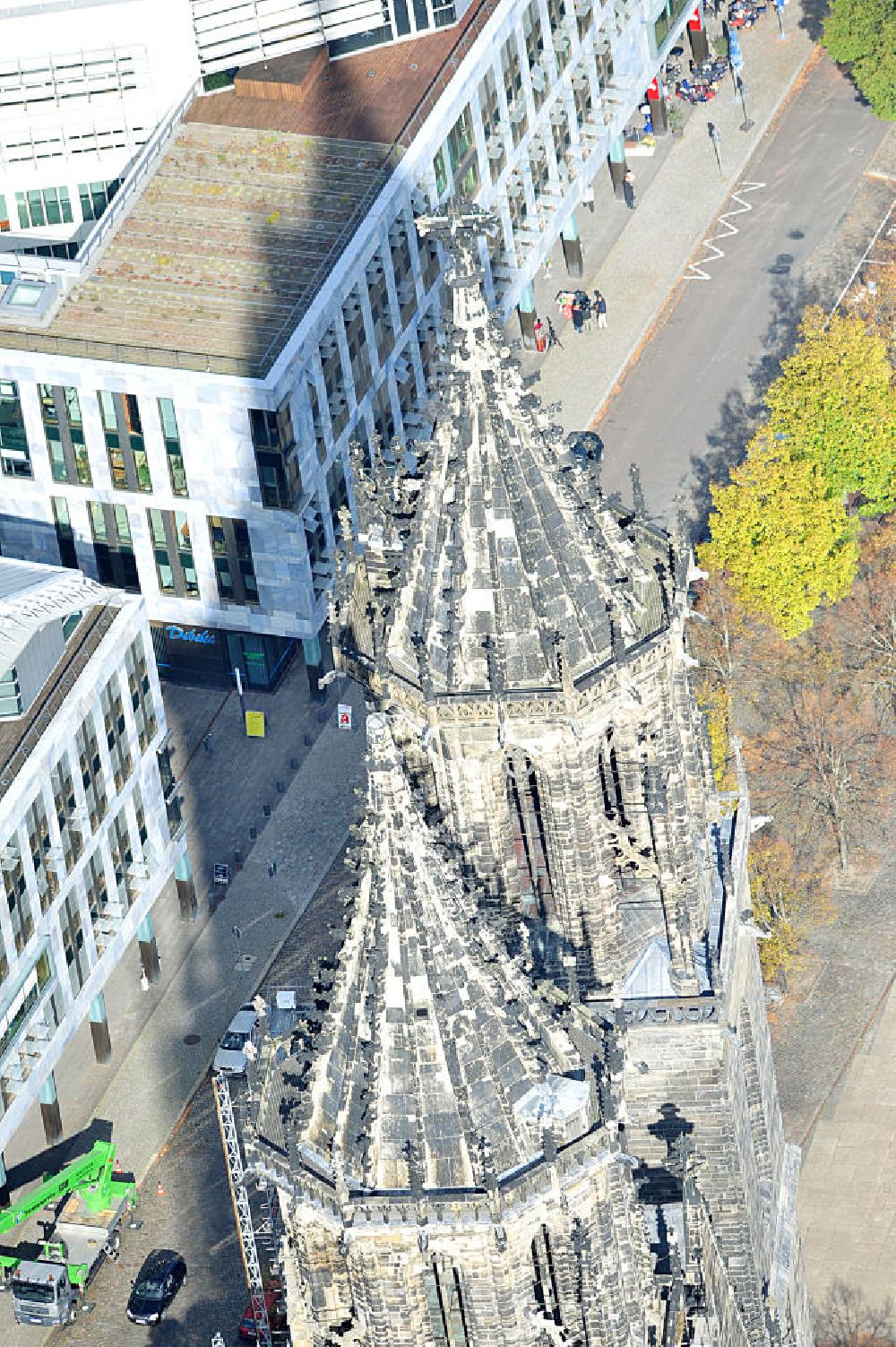 Aerial photograph Magdeburg - Blick auf den Dom zu Magdeburg St. Mauritius und Katharina. Der Magdeburger Dom ist das älteste gotische Bauwerk auf deutschem Boden, die ehemalige Kathedrale des Erzbistums Magdeburg und zugleich Wahrzeichen der Stadt. View of the Cathedral of Magdeburg St. Mauritius and Catherine. The Magdeburg Cathedral is the oldest Gothic building on German soil, the former cathedral of the Archbishopric of Magdeburg and at the same time city landmark.