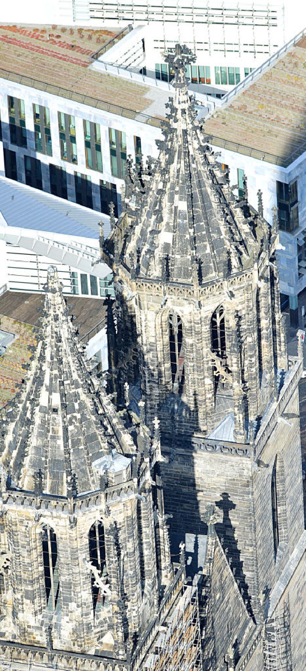 Magdeburg from the bird's eye view: Blick auf den Dom zu Magdeburg St. Mauritius und Katharina. Der Magdeburger Dom ist das älteste gotische Bauwerk auf deutschem Boden, die ehemalige Kathedrale des Erzbistums Magdeburg und zugleich Wahrzeichen der Stadt. View of the Cathedral of Magdeburg St. Mauritius and Catherine. The Magdeburg Cathedral is the oldest Gothic building on German soil, the former cathedral of the Archbishopric of Magdeburg and at the same time city landmark.