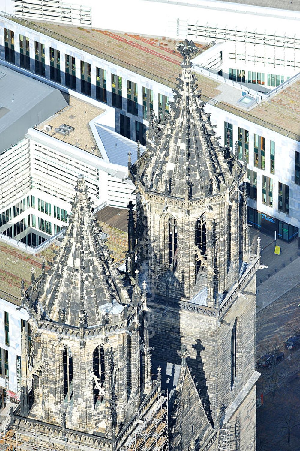 Aerial image Magdeburg - Blick auf den Dom zu Magdeburg St. Mauritius und Katharina. Der Magdeburger Dom ist das älteste gotische Bauwerk auf deutschem Boden, die ehemalige Kathedrale des Erzbistums Magdeburg und zugleich Wahrzeichen der Stadt. View of the Cathedral of Magdeburg St. Mauritius and Catherine. The Magdeburg Cathedral is the oldest Gothic building on German soil, the former cathedral of the Archbishopric of Magdeburg and at the same time city landmark.