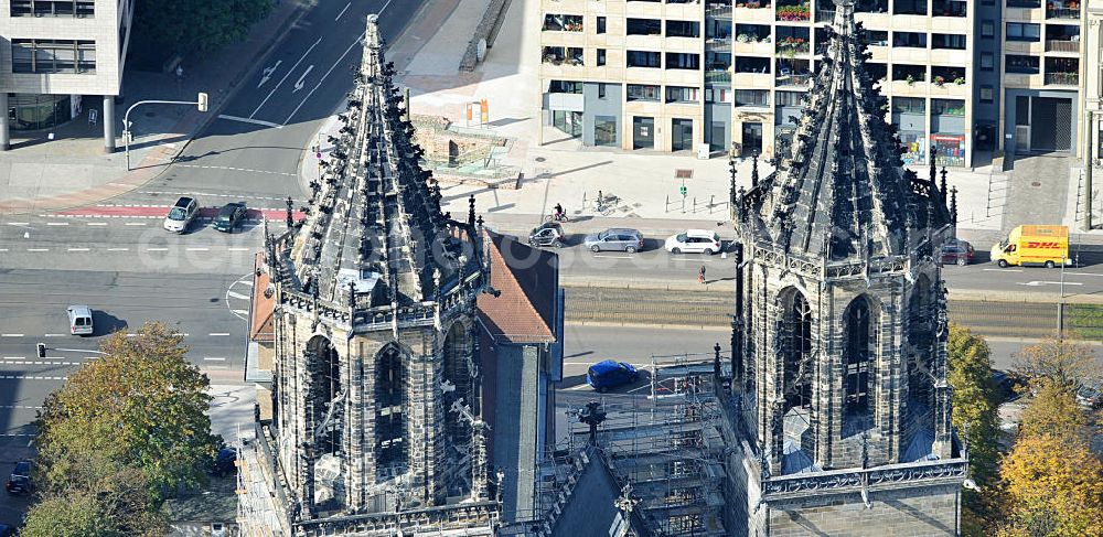 Aerial photograph Magdeburg - Blick auf den Dom zu Magdeburg St. Mauritius und Katharina. Der Magdeburger Dom ist das älteste gotische Bauwerk auf deutschem Boden, die ehemalige Kathedrale des Erzbistums Magdeburg und zugleich Wahrzeichen der Stadt. View of the Cathedral of Magdeburg St. Mauritius and Catherine. The Magdeburg Cathedral is the oldest Gothic building on German soil, the former cathedral of the Archbishopric of Magdeburg and at the same time city landmark.